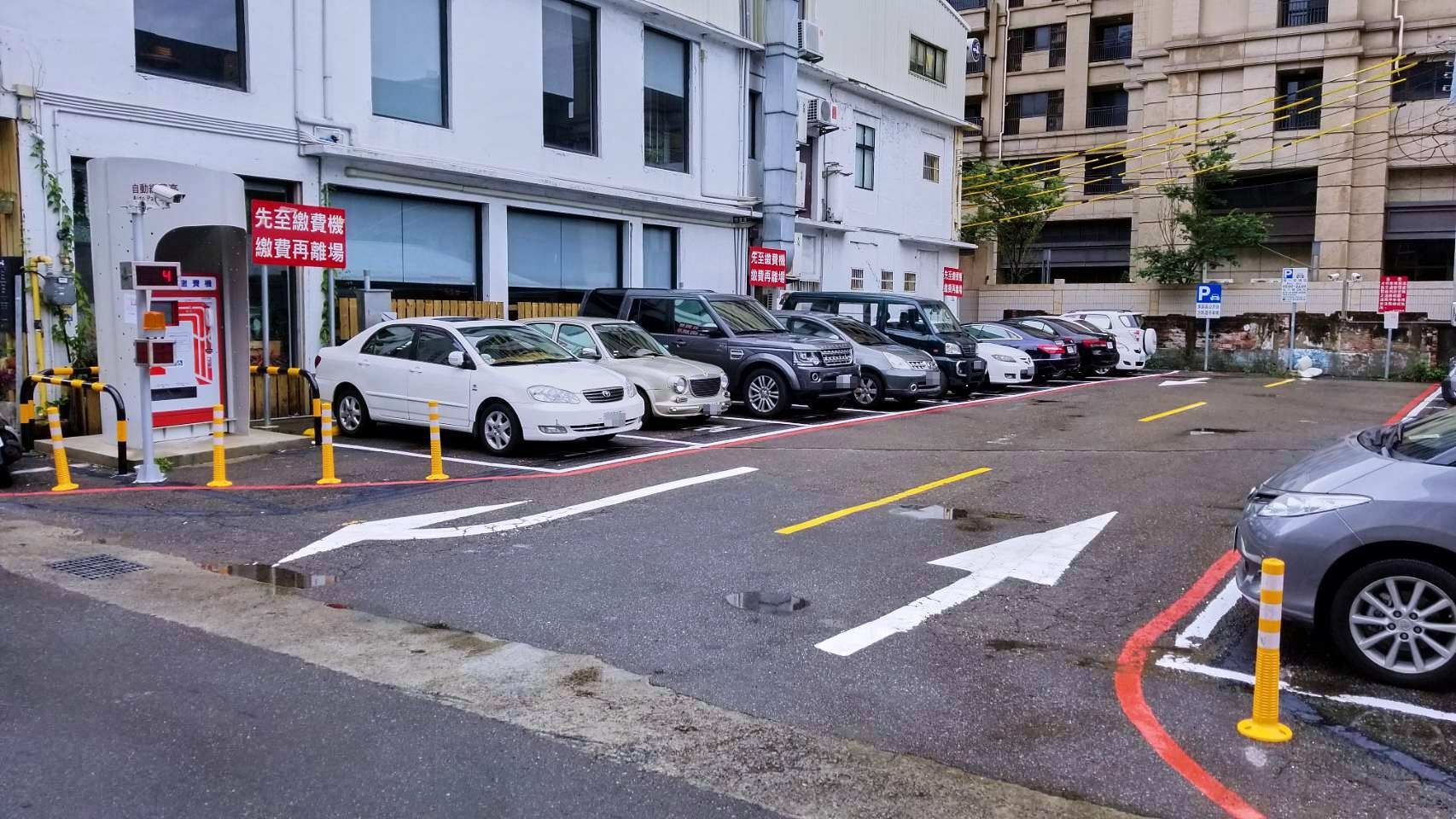 東區區公所停車場啟用全市首創「影像智慧停車柱」
